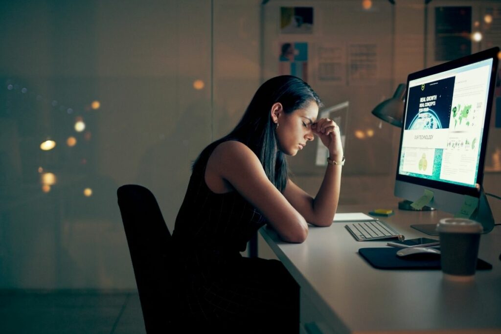 Portrait d’une femme concernée par la high functioning anxiety, forte en apparence mais stressée intérieurement